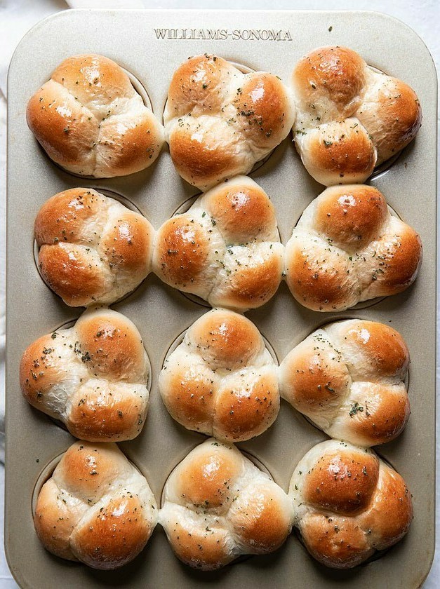 Cloverleaf Buttery Herb Dinner Rolls