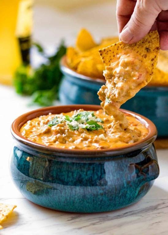 Beefy Chili Queso Dip