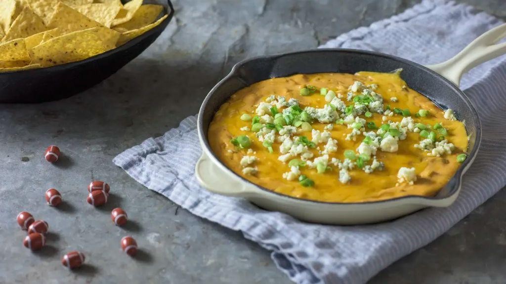 Buffalo Chicken Chili Queso Dip