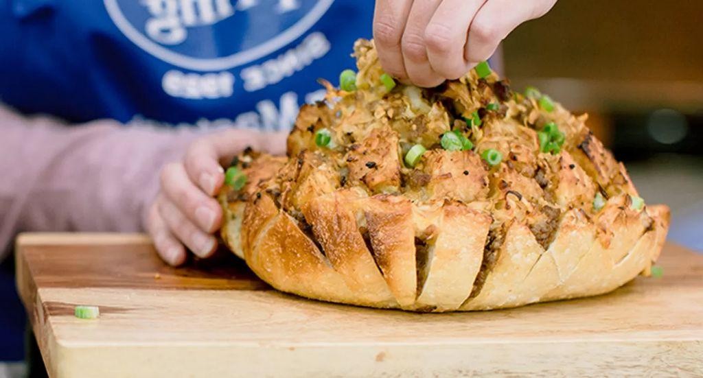 Cheesy Worcestershire Sauce Pull-Apart Bread