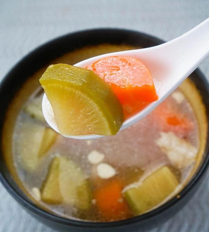 Chinese Carrot and Radish Soup