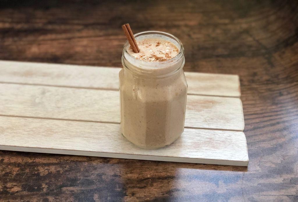 Cinnamon Roll Oatmeal Smoothie