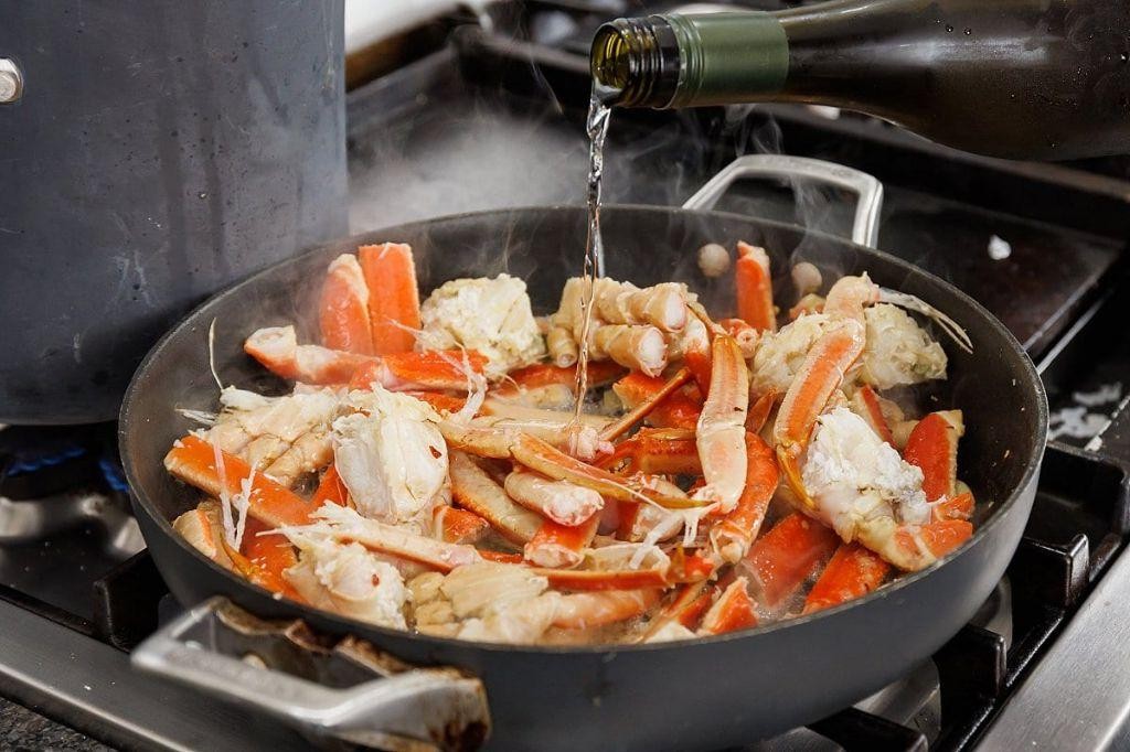 Crab Legs with White Wine and Garlic Sauce