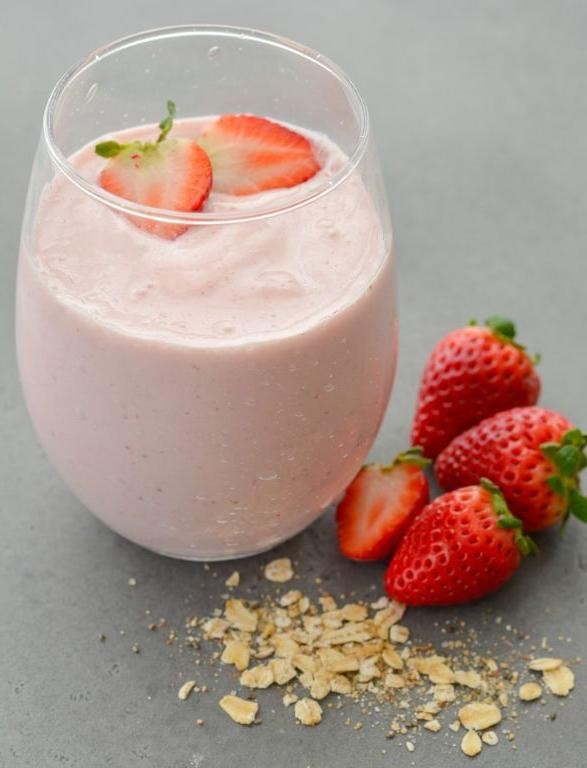 Creamy Strawberry Oatmeal Smoothie with Milk