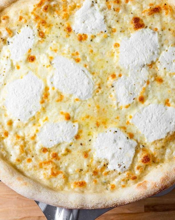 Garlic and Ricotta White Pizza