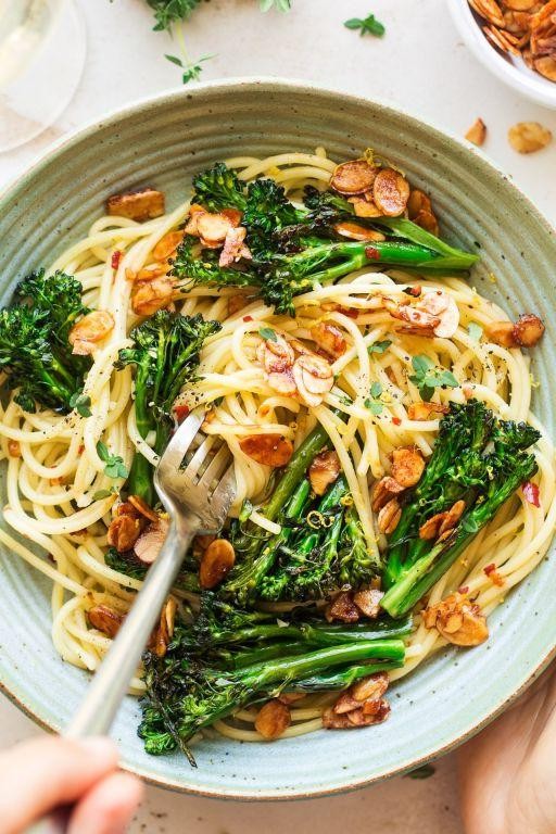 Green Spaghetti with Broccoli and Almonds
