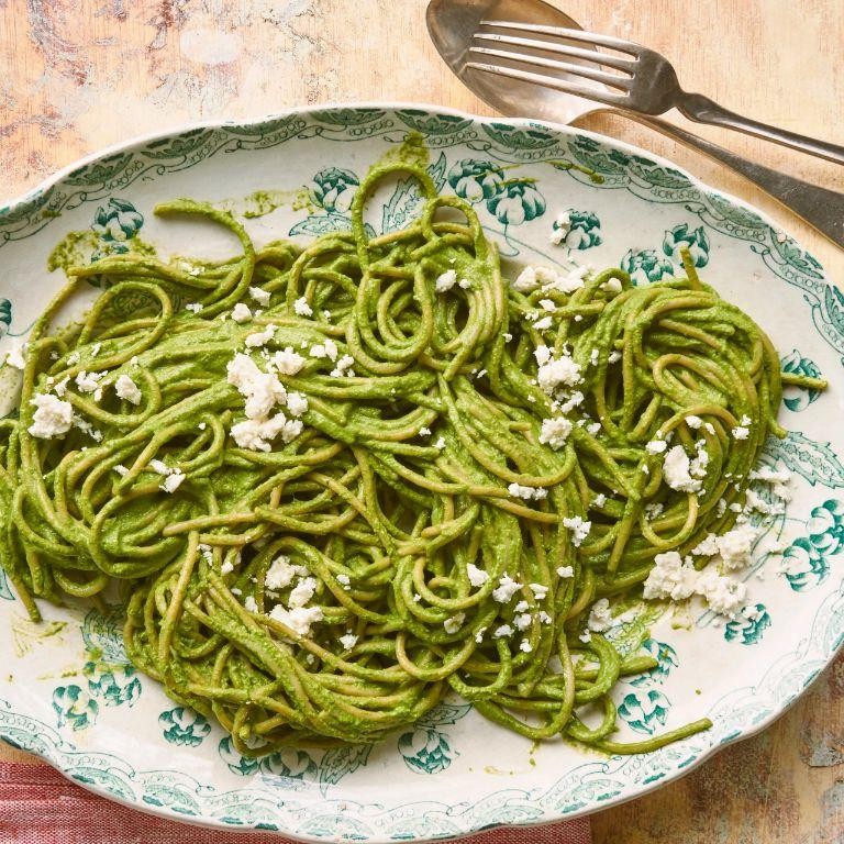 Green Spaghetti with Spinach and Garlic