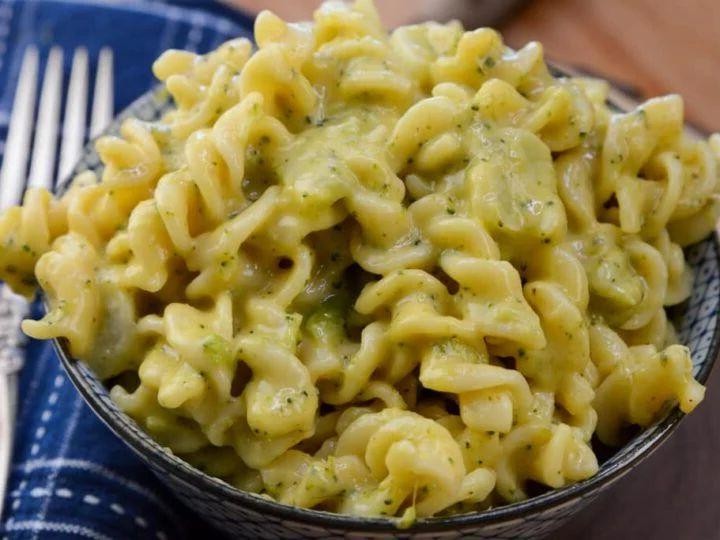 Knorr Cheddar Broccoli Pasta with Garlic Breadcrumbs