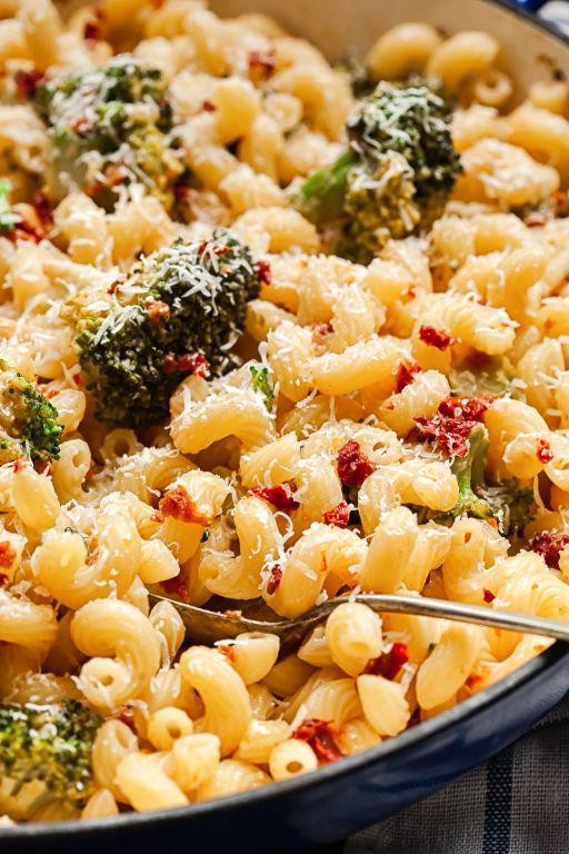 Knorr Cheddar Broccoli Pasta with Sun-Dried Tomatoes
