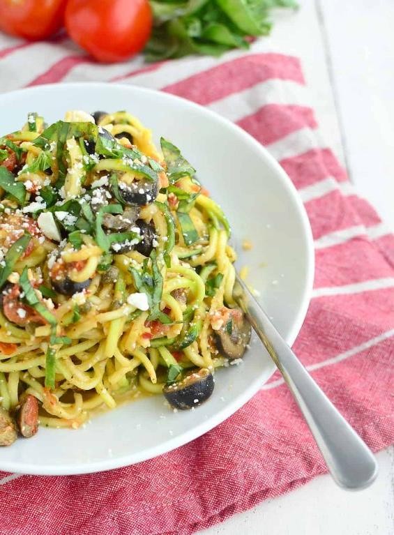 Low Calorie Mediterranean Zucchini Noodles