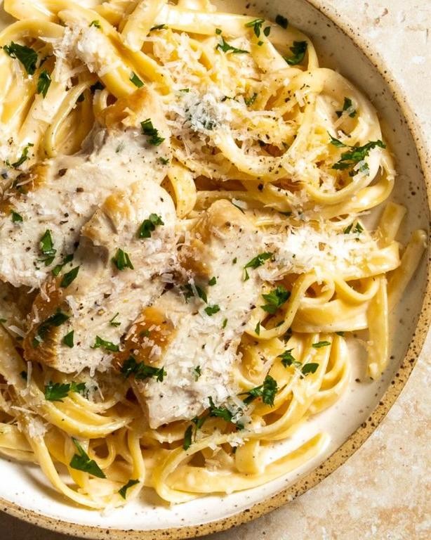 Macaroni with Chicken and Alfredo Sauce