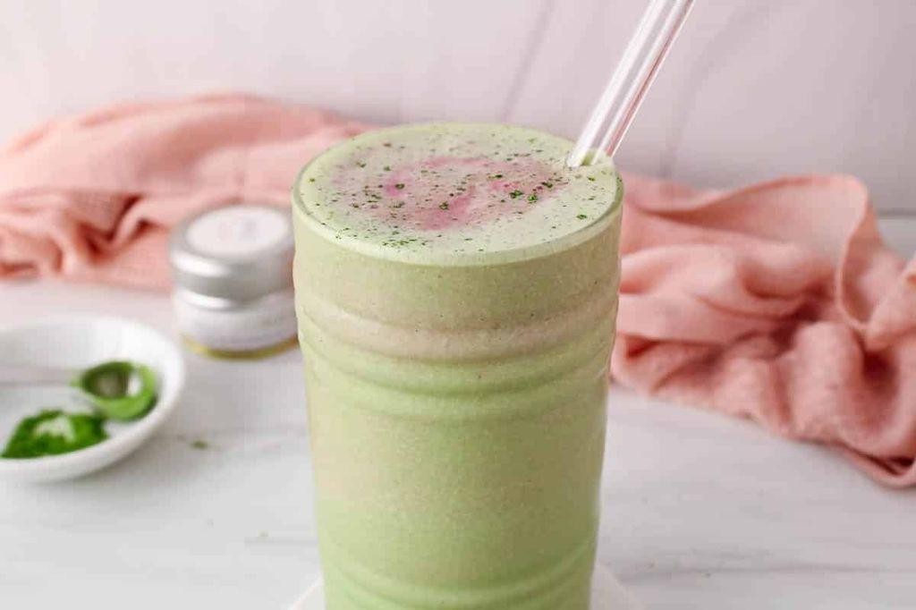 Matcha Strawberry Banana Smoothie