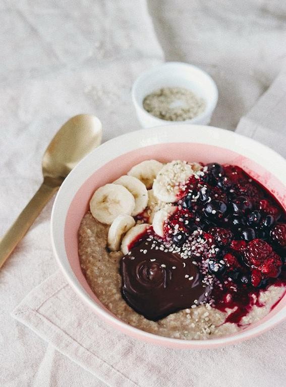 Oatmeal with Almond Milk and Fresh Berries