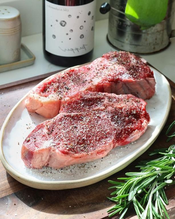 Pan-Seared Sirloin Steak with Red Wine Sauce