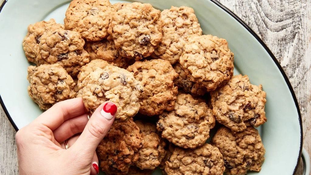 Quaker Oats Oatmeal Raisin Cookies with Nuts