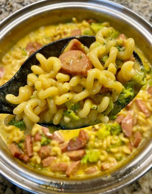 Quick Knorr Cheddar Broccoli Pasta Skillet
