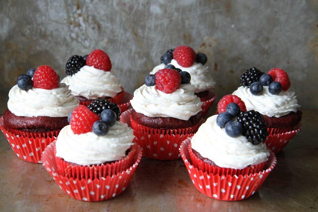 Red Velvet Cupcakes with Cream Cheese and Berries