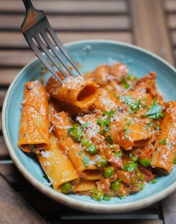 Rigatoni with Peas, Sausage, and Tomato Sauce