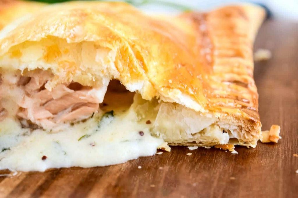 Salmon en Croûte with Dill Sauce