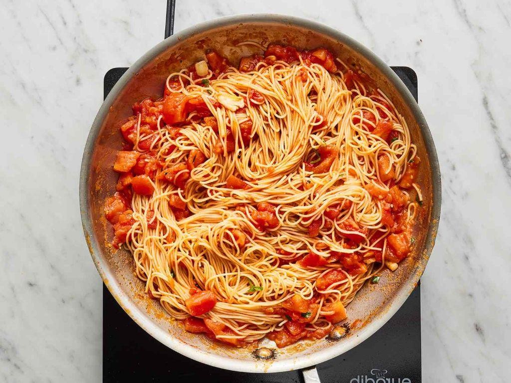 Spaghetti with Diced Tomatoes and Garlic