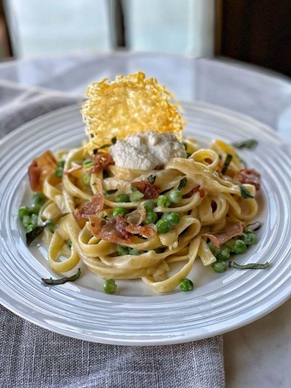 Spaghetti with Peas, Prosciutto, and Cream