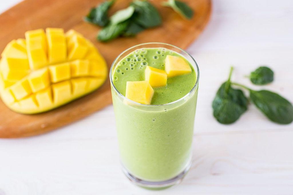 Spinach and Mango Detox Smoothie