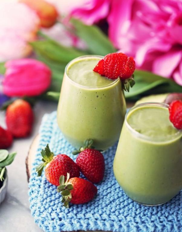 Strawberry Avocado Smoothie with Almond Milk