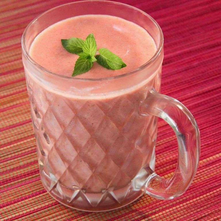 Strawberry Flaxseed Smoothie with Milk
