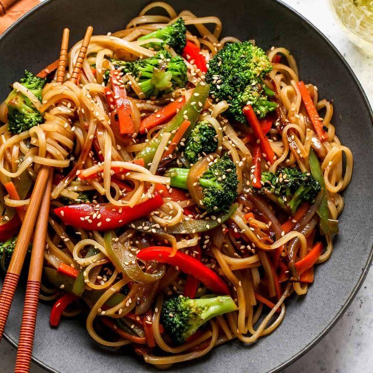 Vegetable Lo Mein with Bell Peppers