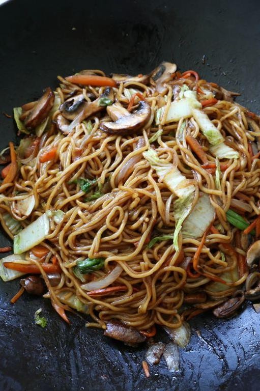 Vegetable Lo Mein with Mushrooms