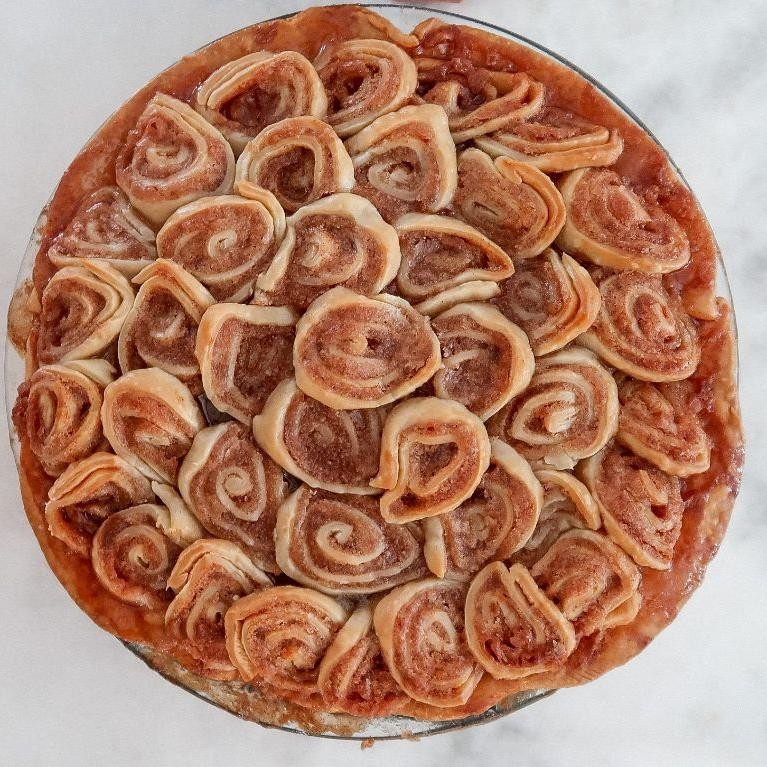 5-Minute Cinnamon Roll Apple Pie