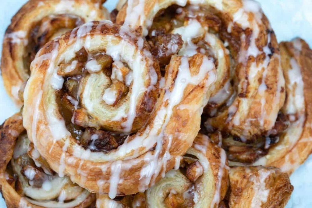 Apple Cinnamon Rolls with Pastry Dough