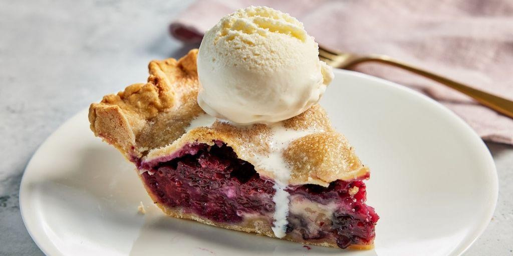 Blackberry Pie with Vanilla Ice Cream