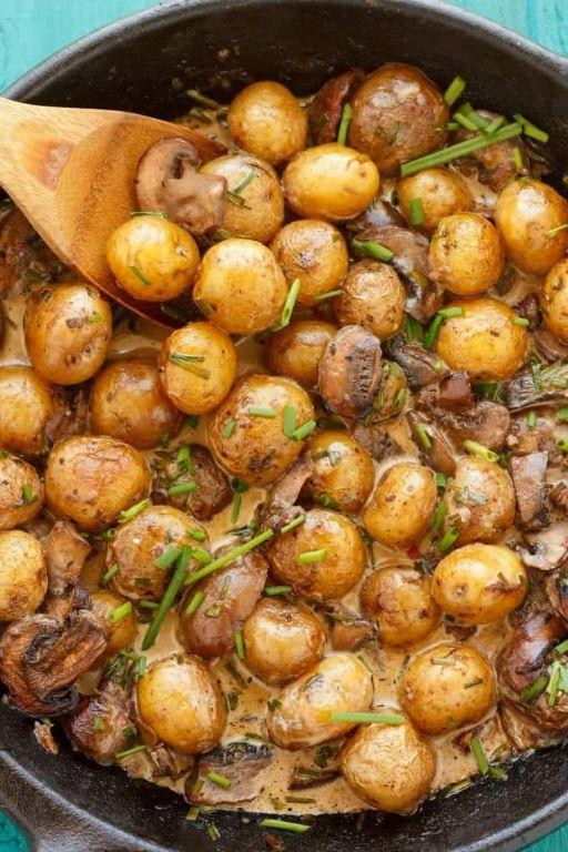 Boiled Potatoes with Mushroom Sauce