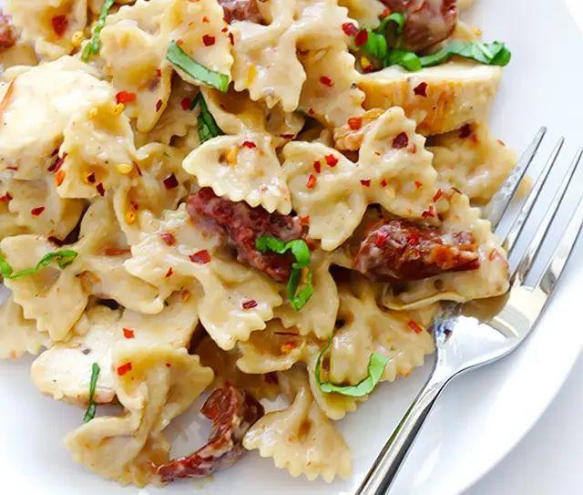 Bow Tie Pasta with Chicken and Sun-Dried Tomatoes