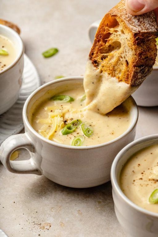 Cheesy Cauliflower Soup