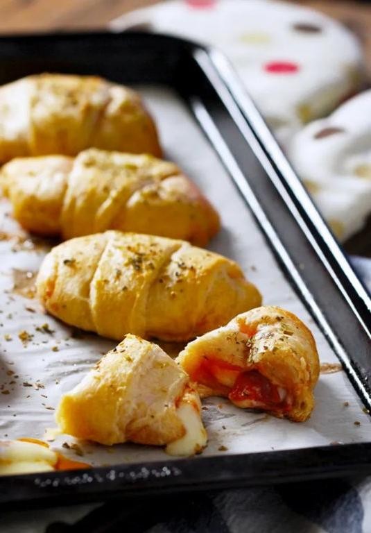 Cheesy Garlic Crescent Roll Pizza