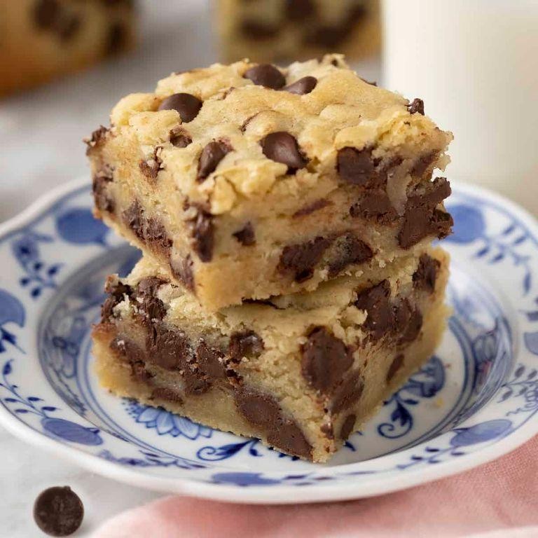 Chewy Chocolate Chip Cookie Bars