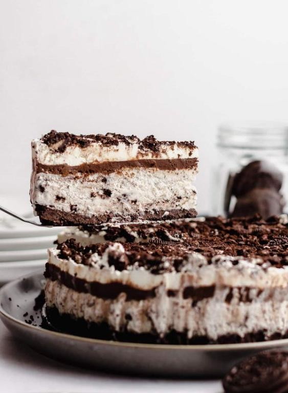 Classic Cookies and Cream Ice Cream Cake