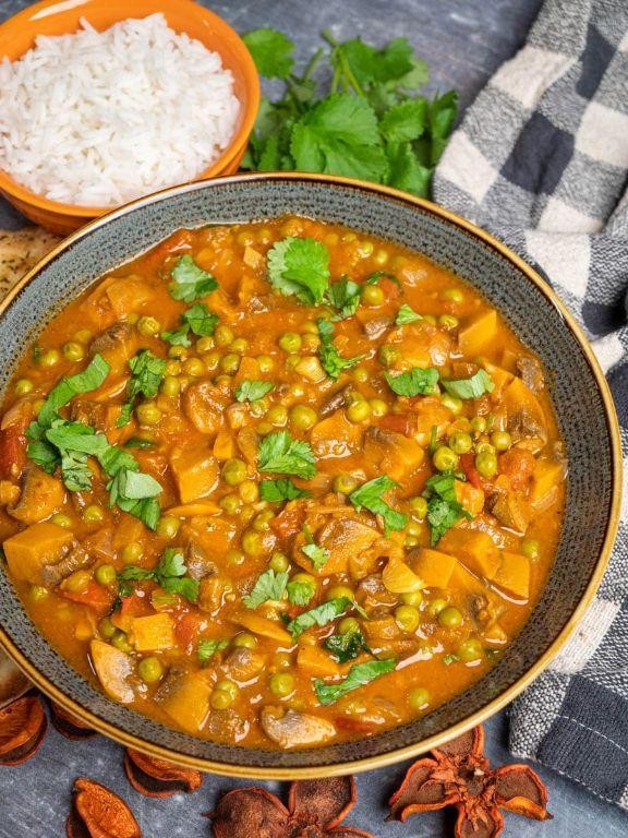 Crockpot Mushroom and Pea Curry