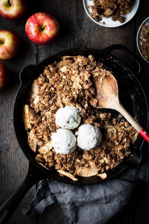 Date Sugar Sweetened Apple Crisp