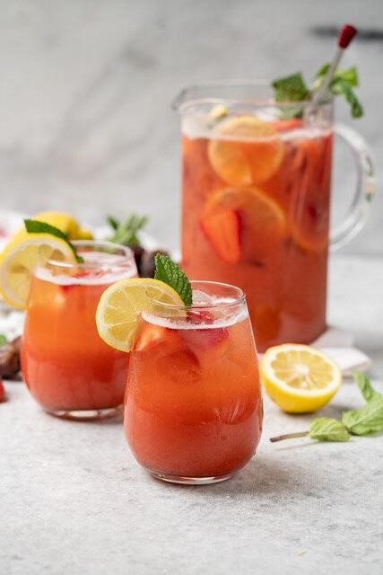 Date Sugar Sweetened Lemonade
