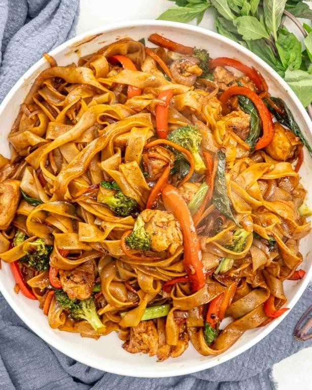Drunken Noodles with Chicken and Bell Peppers