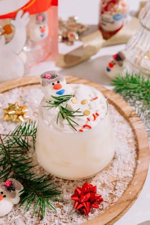 Frosty Vanilla Snowflake Mocktail