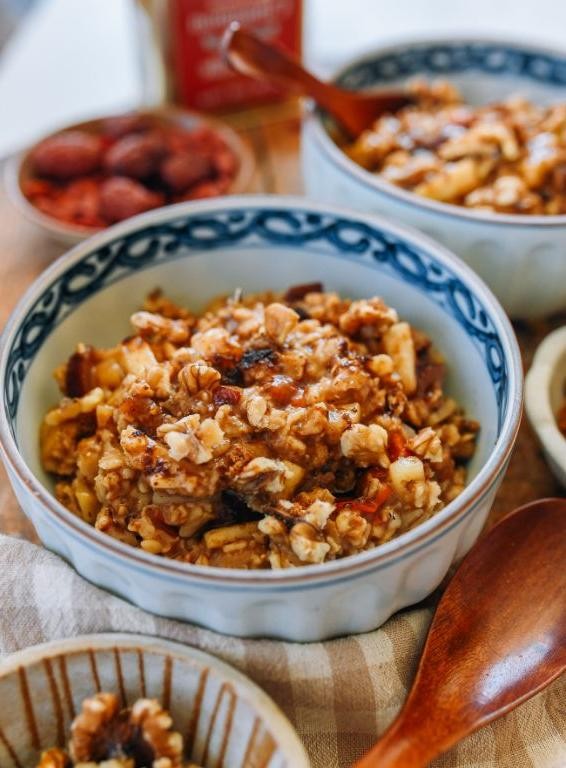 Goji Berry and Apple Cinnamon Oatmeal