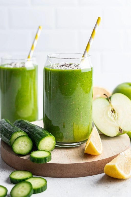 Green Detox Juice with Spinach and Apple