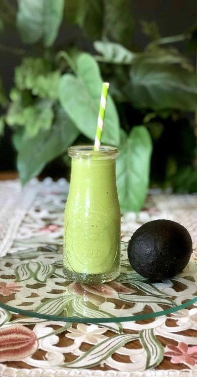 Keto Green Smoothie with Spinach and Avocado