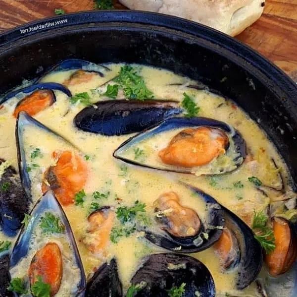 Lemon Garlic Mussels with Parmesan