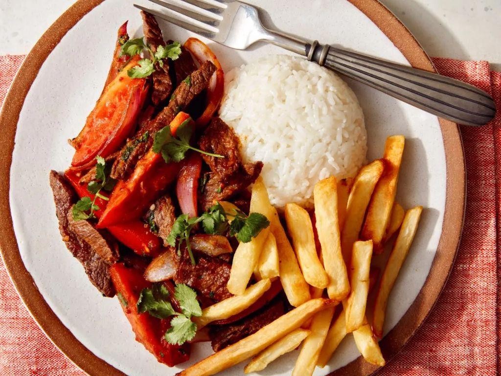 Lomo Saltado Wraps with Fresh Vegetables