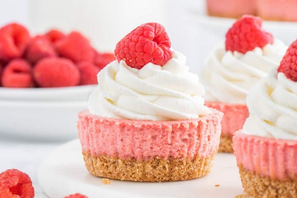 Mini Graham Cracker Crust Raspberry Cheesecakes